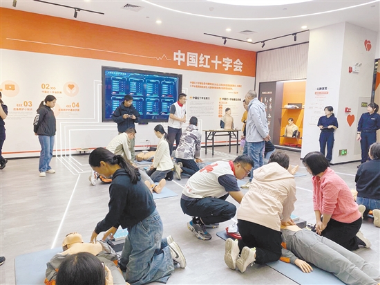 移交AED后，江海區(qū)紅十字會(huì)還開展培訓(xùn)，提升相關(guān)人員的應(yīng)急救護(hù)能力。