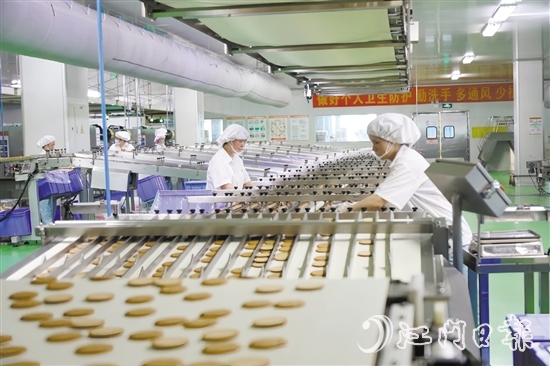 在嘉士利公司的生產(chǎn)車間，大型機(jī)械設(shè)備運(yùn)行有條不紊，生產(chǎn)流程已基本實(shí)現(xiàn)自動化。