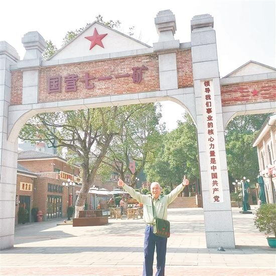 周忠東熱衷紅色旅游。