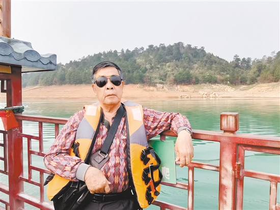 何華晃在外旅游，投身大自然的懷抱。