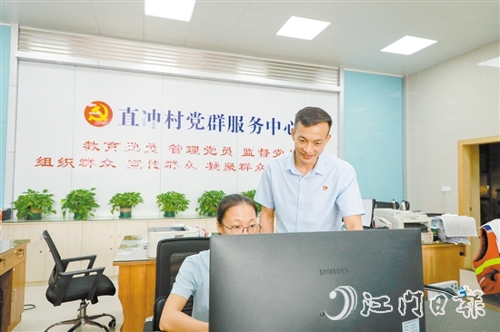 郭衛(wèi)強把在直沖村的奮斗歷程比作馬拉松賽。這是郭衛(wèi)強（右一）參加江門馬拉松賽，途經(jīng)江海城市宣傳畫。范慧敏
