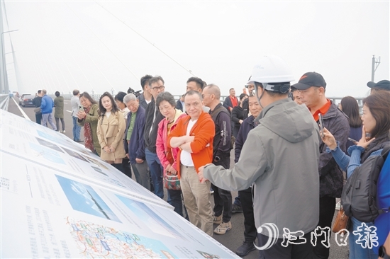 僑領(lǐng)們在黃茅?？绾Ｍǖ缆犎‖F(xiàn)場工作人員講解。