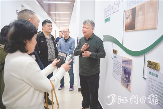 僑領(lǐng)們走進臺山企業(yè)參觀，了解臺山投資環(huán)境。