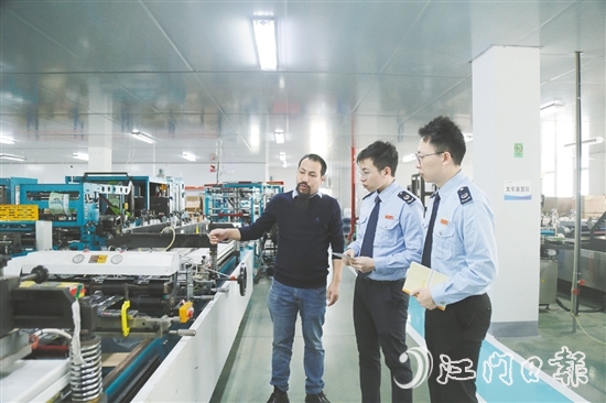稅務(wù)工作人員深入企業(yè)，與企業(yè)負(fù)責(zé)人溝通交流。
