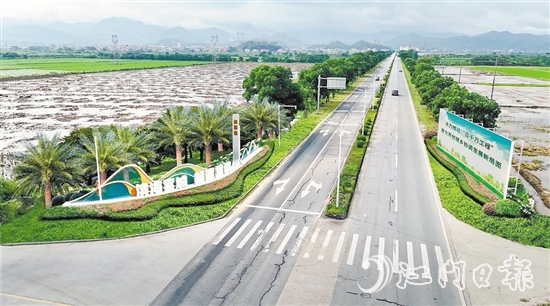 赤溪鎮(zhèn)以“百千萬(wàn)工程”“濱海能源”“綠色低碳”為主題，打造特色入口標(biāo)志。