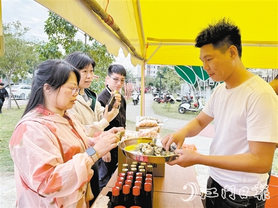 游客品嘗生蠔美食。