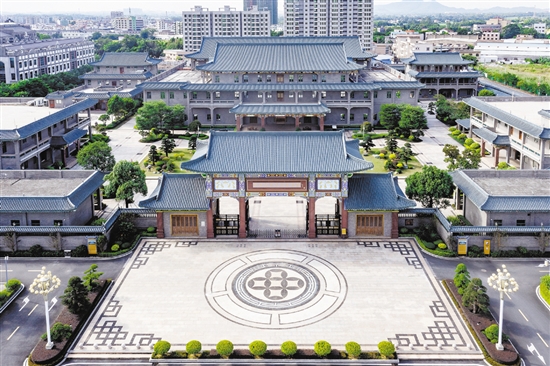大江鎮(zhèn)是首個被中國家具協(xié)會授予“中國傳統(tǒng)家具專業(yè)鎮(zhèn)”稱號的鎮(zhèn)街，擁有傳統(tǒng)家具企業(yè)200多家，從業(yè)人員超5000名。