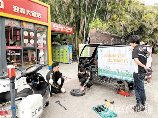 騎手小哥在新業(yè)態(tài)服務(wù)互助點(diǎn)就能完成電動(dòng)車(chē)檢修。