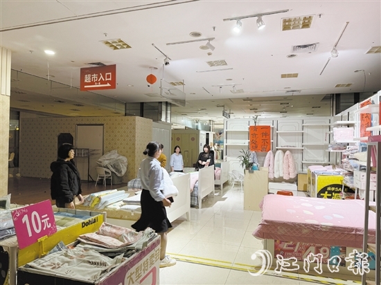 商場(chǎng)內(nèi)許多商家打出“月底撤場(chǎng)”“虧本清貨”“一件不留”等標(biāo)語(yǔ)。