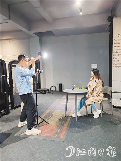 短視頻以其短小精悍、易于分享的特點(diǎn)，正成為快速吸引流量的“利器”。圖為商家在拍攝短視頻。