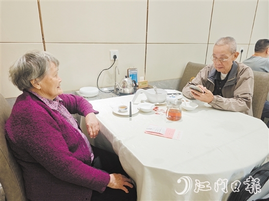 “鶴友”社區(qū)飯?zhí)贸蔀槔夏耆恕皣@早茶”愛去的地方。