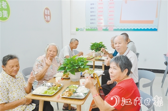 鶴城鎮(zhèn)長者飯?zhí)糜诮衲?0月21日揭牌啟用。老人們對該飯?zhí)玫姆?wù)贊不絕口。