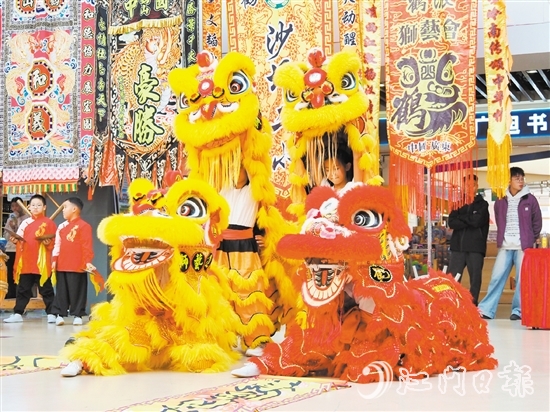 在參賽選手的靈活控制下，醒獅栩栩如生。