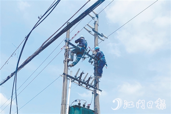 鶴山供電局在龍口鎮(zhèn)霄南村開展整線（成片）配網(wǎng)標(biāo)準(zhǔn)化治理。