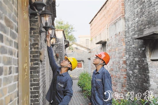 鶴山供電局雅瑤供電所供電人員到陳山村開展用電檢查，做好電力保障。