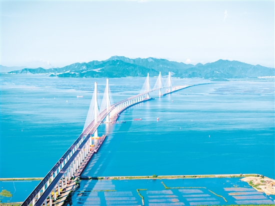 鳥瞰視角下的高欄港大橋（近）和黃茅海大橋（遠）。