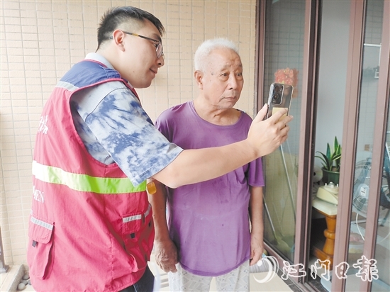 老年人在志愿者幫助下與親人視頻通話。