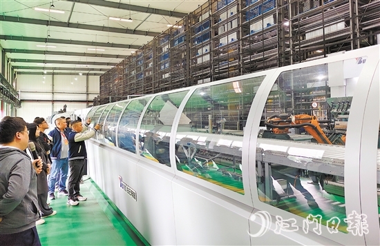 學(xué)員們深入白云電氣集團(tuán)、電商基地進(jìn)行參觀。