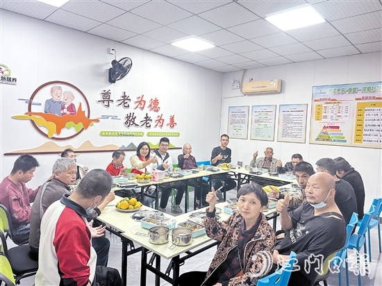 河南社區(qū)長者食堂為社區(qū)內(nèi)60歲及以上的低保、特困供養(yǎng)人員、殘疾人及獨居困難長者提供全年優(yōu)惠餐飲服務。