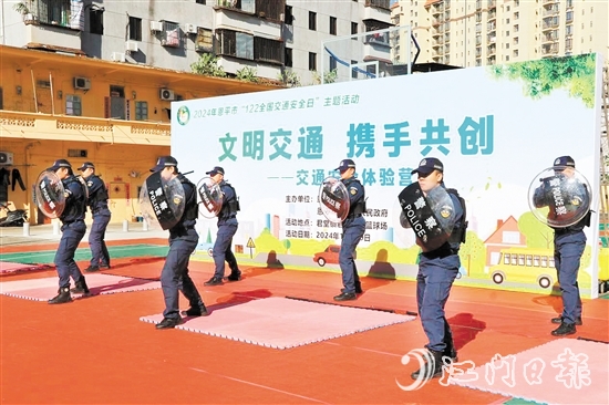 活動中，民警表演盾棍制暴動術(shù)和盾棍基礎(chǔ)動作。