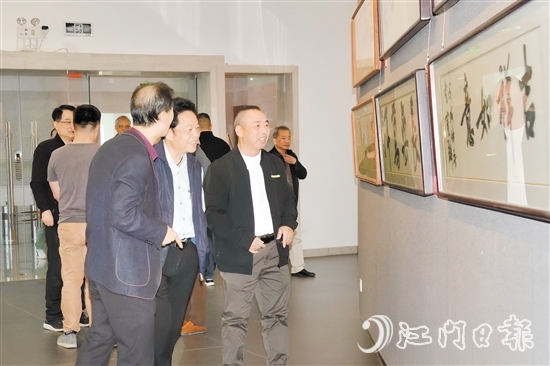 展覽吸引了眾多書畫愛好者前來參觀。