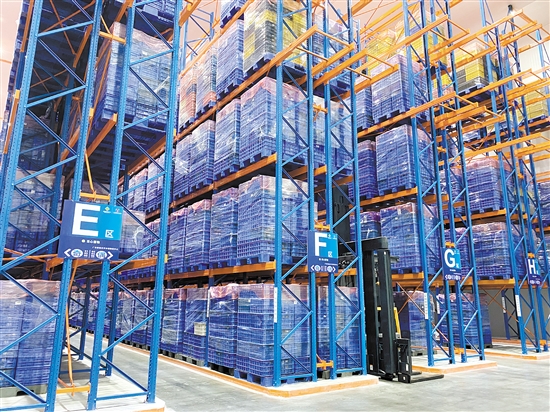 目前，天平冷鏈已簽約30多個(gè)客戶，為其提供專業(yè)倉儲服務(wù)，主要儲存馬蹄種、鴨蛋、凍雞、凍鵝和檸檬等農(nóng)產(chǎn)品，已流轉(zhuǎn)入庫63566.24噸貨物，出庫62924.76噸貨物。