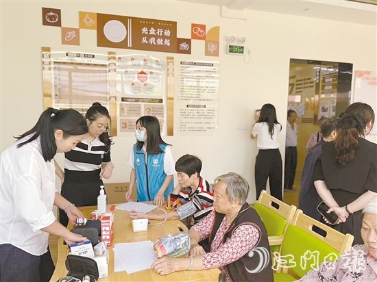 江南街道提供一站式養(yǎng)老服務(wù)，為老年人免費(fèi)體檢。