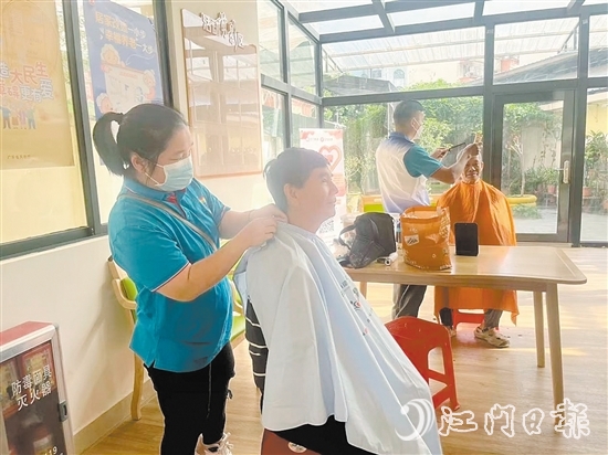 江南街道聯(lián)合社工機(jī)構(gòu)開展義剪活動。