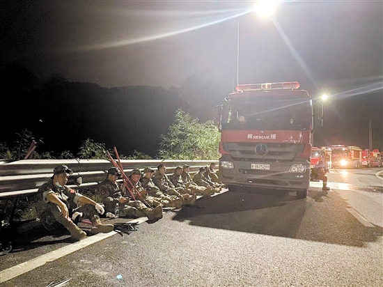 奮戰(zhàn)到后半夜，民兵們在路邊休整。