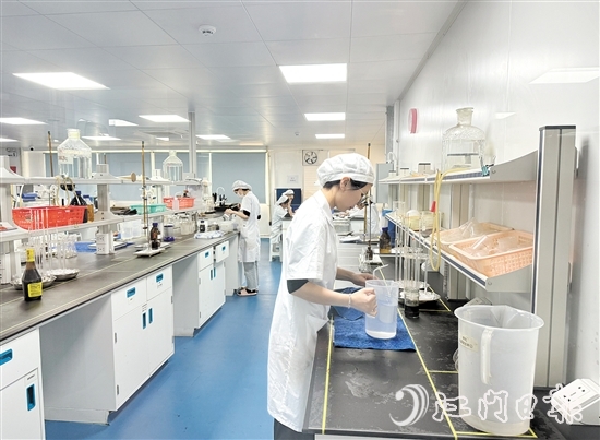 東古研發(fā)實驗分析中心的工作人員正在對產(chǎn)品進行監(jiān)控和檢測。