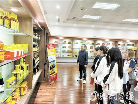 學(xué)生們在參觀東古公司展廳。