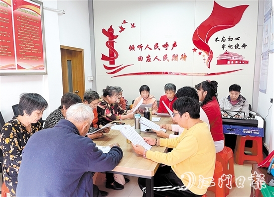 文昌沙社區(qū)居民在黨群服務(wù)中心開展“唱響鄰里好聲音”紅歌獻(xiàn)唱活動。