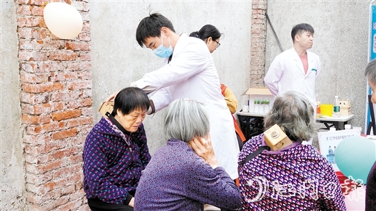村民在中醫(yī)集市可以體驗刮痧、艾灸、拔罐等中醫(yī)療法。