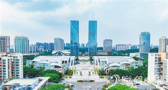 環(huán)市街道不斷提升轄區(qū)商圈整體競爭力，為消費市場注入更多創(chuàng)新元素和活力。圖為環(huán)五邑華僑廣場商圈。劉淑君