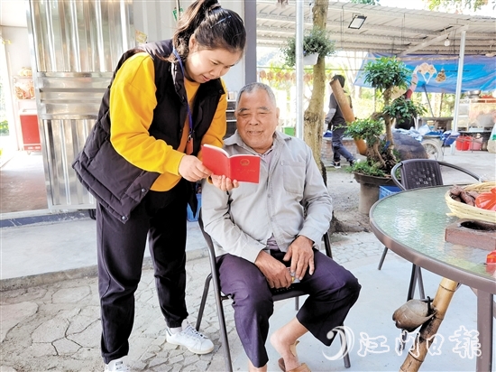那吉鎮(zhèn)人大代表向群眾普法。