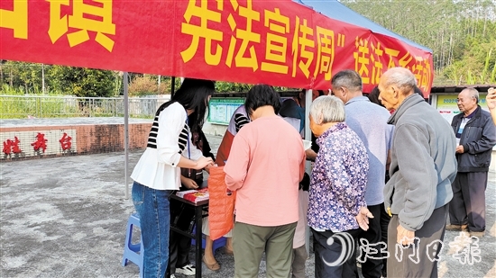 大田鎮(zhèn)開展憲法宣傳下鄉(xiāng)活動。