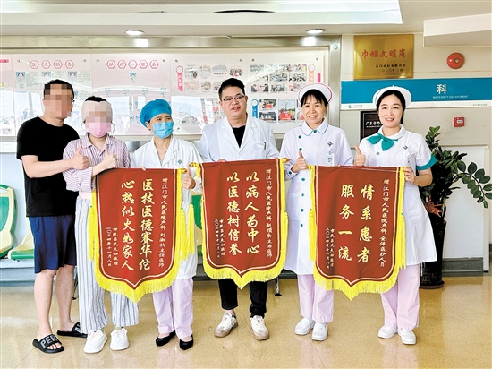 呂女士和丈夫送上錦旗表達(dá)感激之情。