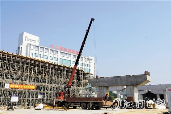 在國道325線鶴山址山至開平塘口段改建工程現(xiàn)場，施工隊伍正在緊張施工中。