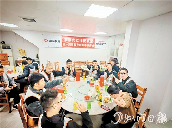 代駕司機們在“伴夜食堂”歇腳。