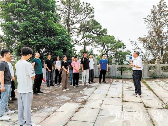 學(xué)員們聽非遺傳承人講述開元塔的故事。