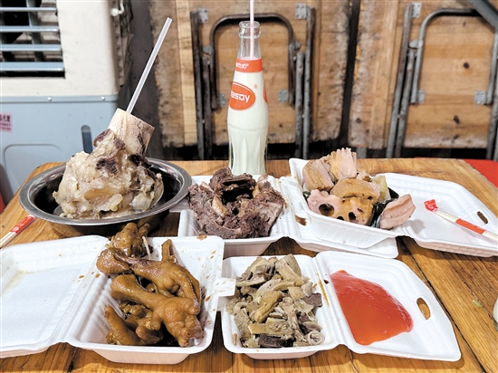 月山“三點(diǎn)三”小吃街的美食味道不錯。