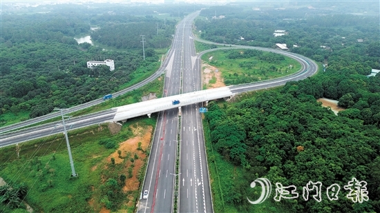 公用集團黨委全力打造“先鋒工地”，國道G240項目工程隊的黨員發(fā)揮先鋒模范作用，嚴抓進度、質(zhì)量、安全。