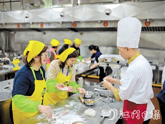 臺(tái)山市婦女聯(lián)合會(huì)和香港臺(tái)山社團(tuán)總會(huì)婦女會(huì)的代表們一同學(xué)習(xí)制作僑鄉(xiāng)特色糕點(diǎn)。