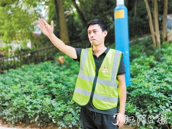 接受了崗前培訓的“新業(yè)態(tài)交通義警”隊伍成員動作頗具“交警”風范。