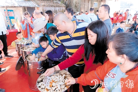 游客感受不同年份的新會陳皮顏色和香氣。