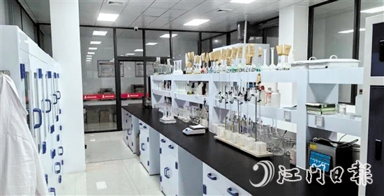 華鰲合金成為與華南理工大學(xué)深入開展校企合作的高新企業(yè)之一，雙方致力于先進(jìn)金屬材料的前沿技術(shù)研發(fā)。