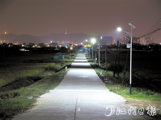 在古勞鎮(zhèn)大埠村，新安裝的太陽能路燈照亮村民的回家路。