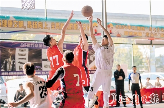 球員在賽事收官戰(zhàn)中拼盡全力、賽出風(fēng)采。