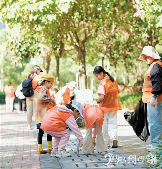 江門市范羅岡小學(xué)家長(zhǎng)志愿服務(wù)隊(duì)通過(guò)“大手拉小手”的形式，在范羅岡小學(xué)濱江校區(qū)周邊開展全方位清潔巡查。