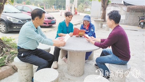 牛江鎮(zhèn)人大代表向群眾發(fā)放憲法宣傳冊，為他們答疑解惑。